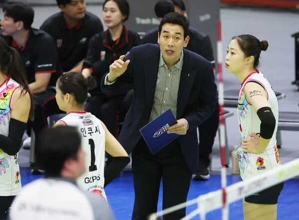 정관장 고희진 감독 자진 사퇴… '회식자리 불미스러운 사태' 책임지고...