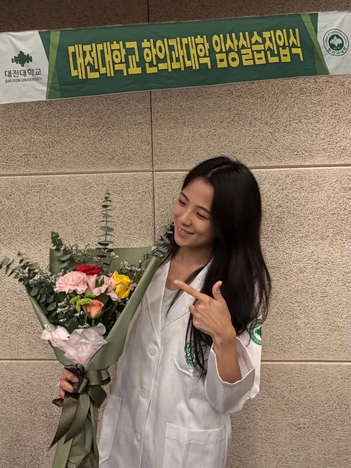 '지수 닮은꼴' 6기 옥순, 기쁜 소식 전했다…꽃다발 품고 전한 반가운 근...