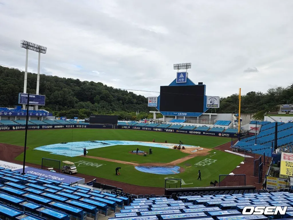 '오늘은 야구할 수 있겠네!' 비 멈춘 라팍, 방수포 걷기 시작했다 [오!쎈...