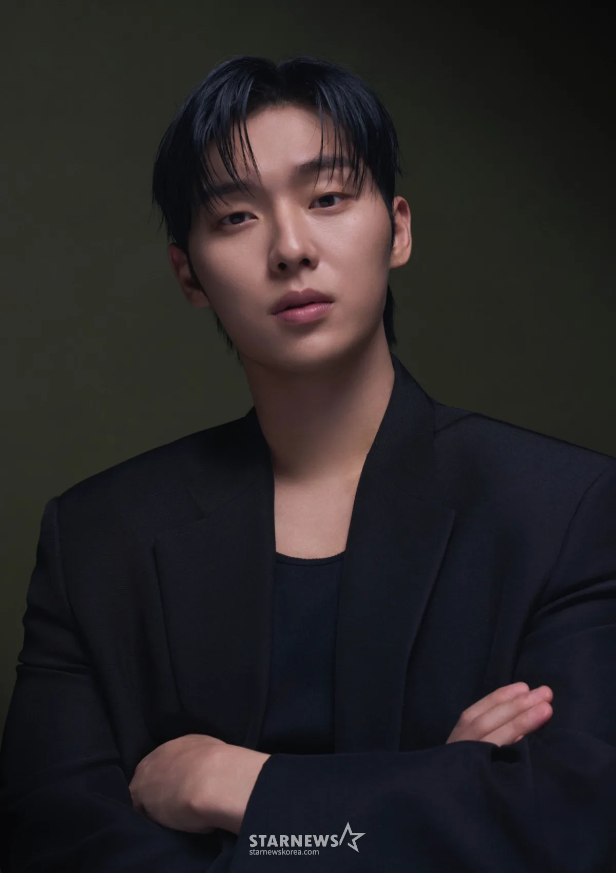 최현욱, 전라 노출·담배 꽁초 투기도 모자라..만취 라이브 논란 [스타이...