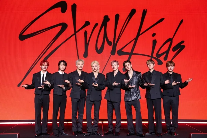 스트레이 키즈, 한터 8월 월간차트 1위 차지..빛나는 인기 과시