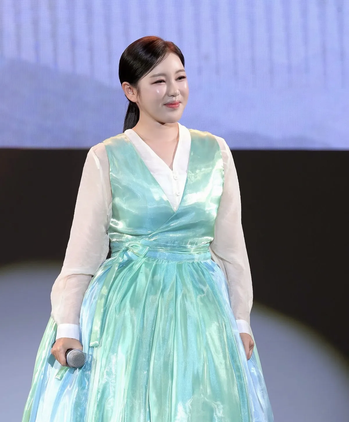‘44kg’ 송가인, 한복 자태가 이 정도였다니..잘록한 허리선에 ‘깜짝...