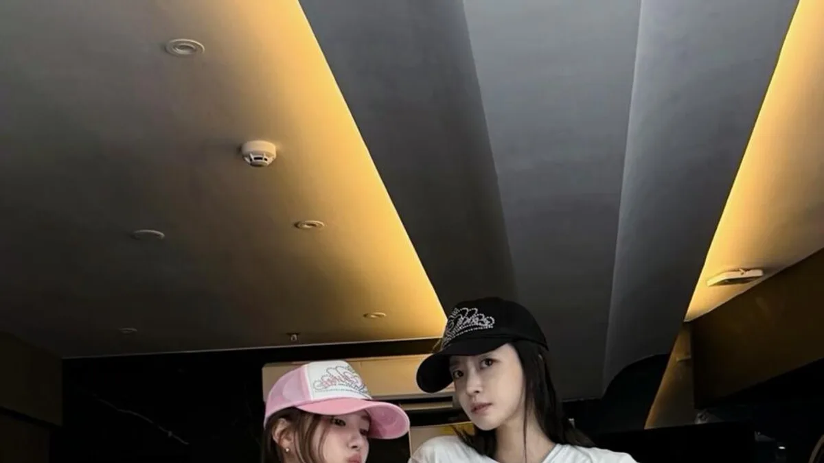 효민, 17주년 맞은 티아라와 힙한 Y2K 룩으로 근황