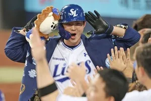 [야구] 3연승 삼성, 선두 kt 반 경기 차 추격… 구자욱 5타점 폭발