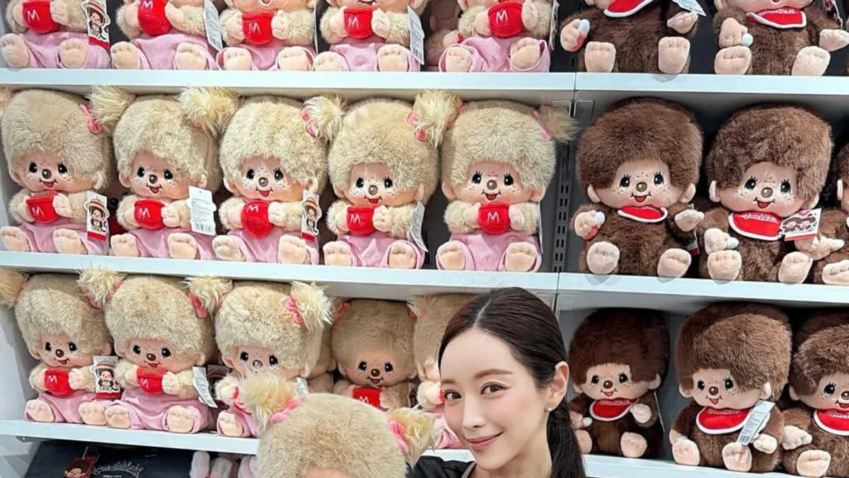 홍수아, 몽치치 인형 가득한 매장에서 포근한 미소