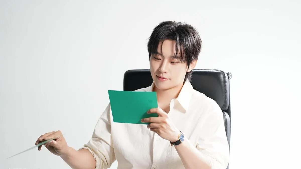 김성철, 초록 카드 들고 미소…'슬리핑닥터'까지 달린 열일 행보