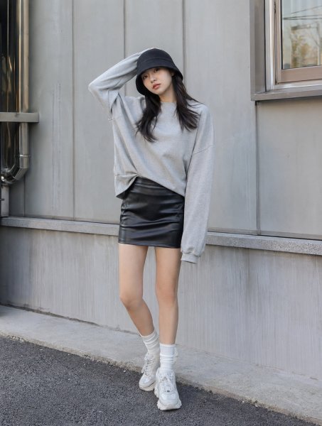 그레이 후디 레더숏츠룩