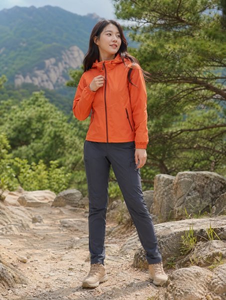 오렌지 컬러팝 하이킹룩